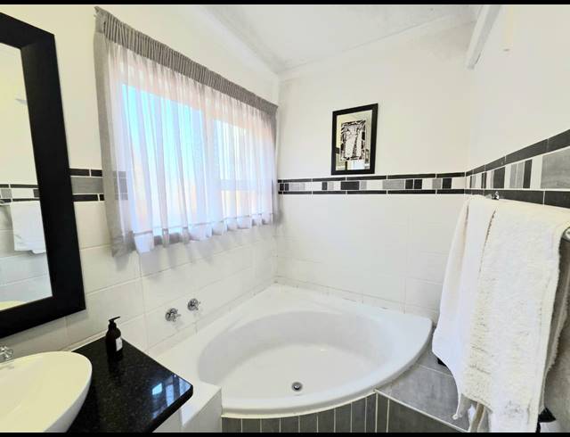 1,836M² GUESTHOUSE FOR SALE IN VANDERBIJLPARK SE 3